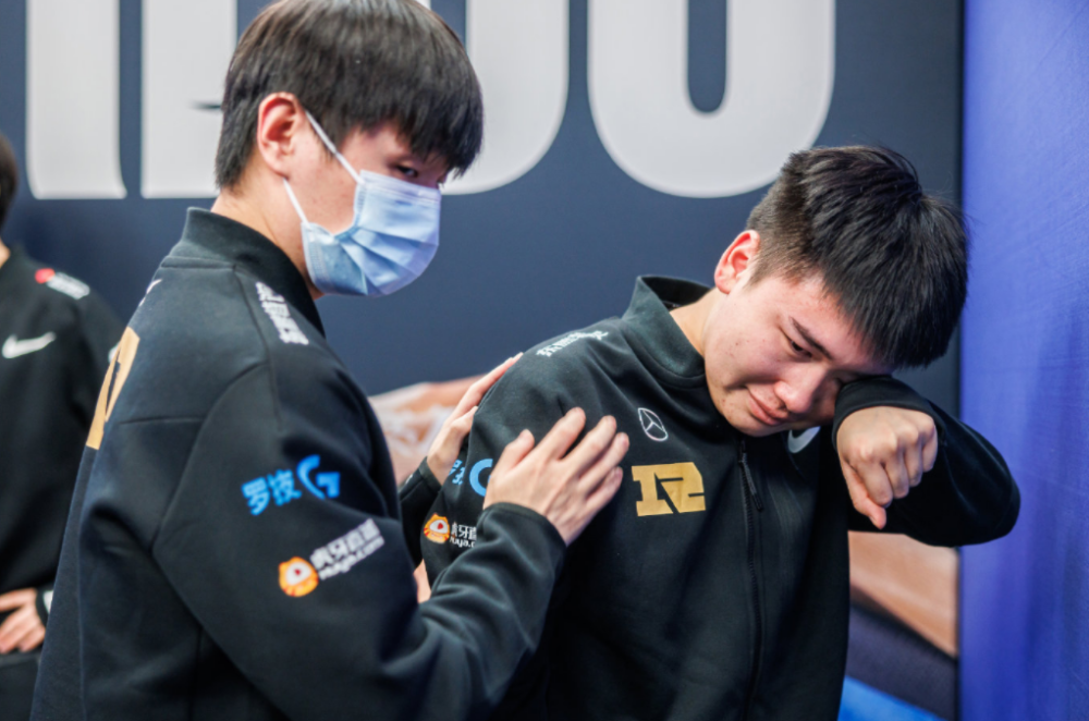 RNG败给T1无缘半决赛，Wei泪洒赛场，小虎亲自致歉