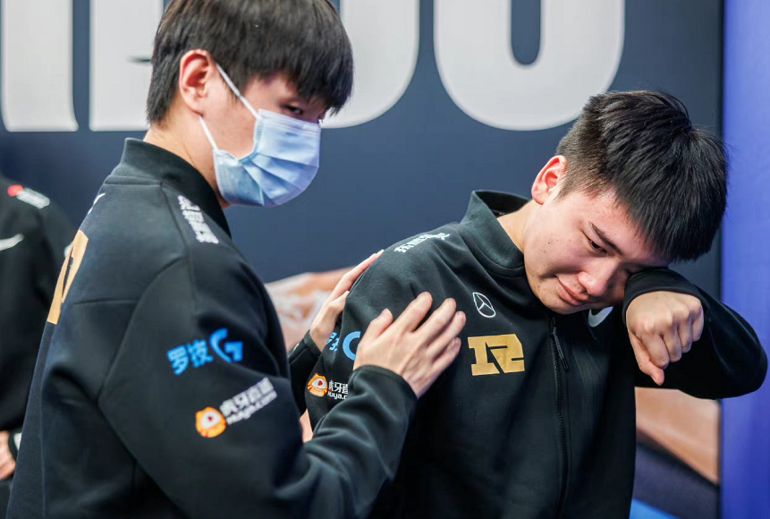RNG被淘汰，Wei泪洒赛场，小虎沉默不语，休息室气氛一片沉寂