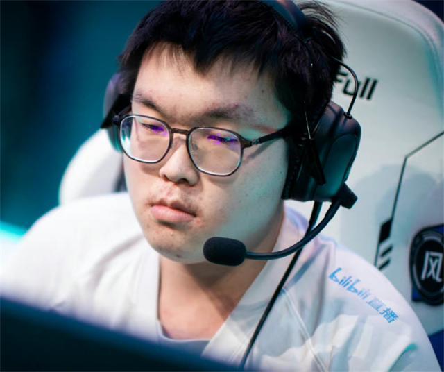 全华班变“全划班”，国产选手却在官宣恋情，bin、leyan后轮到on