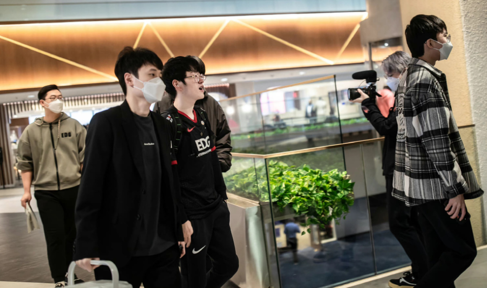 Zeka上演名场面，DRX关键局险胜EDG，米勒说出观众心声