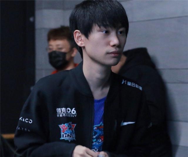 孕中期糖小幽给doinb洗手作羹汤，被熏到想吐：请的阿姨没法熬夜