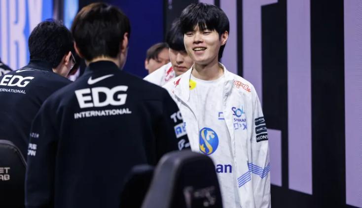 EDG不敌DRX止步八强，赛后网友偶遇EDG吃饭，Viper酒后痛哭