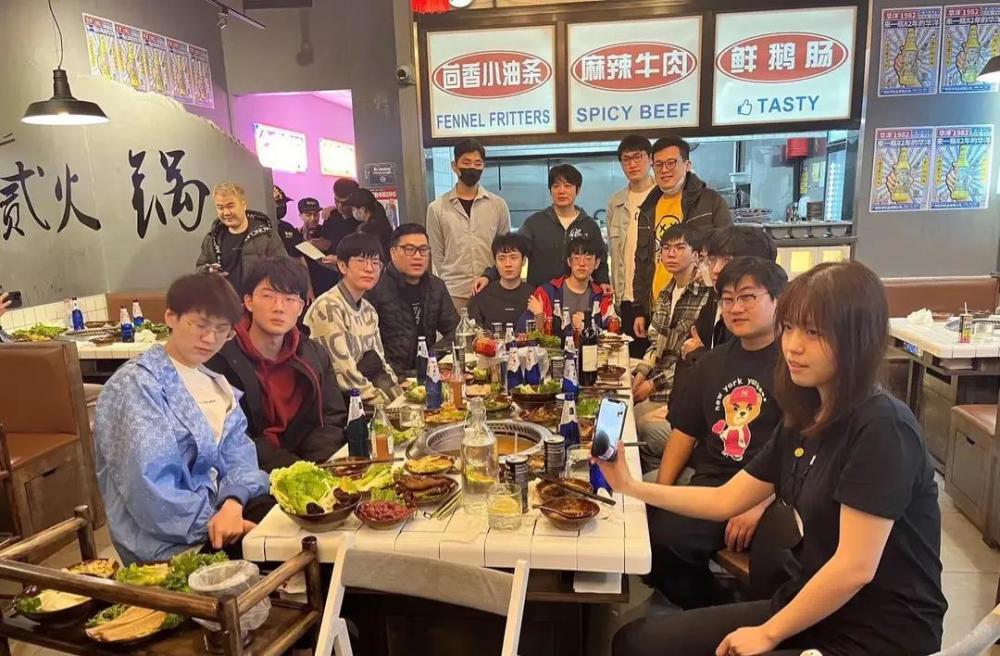 “EDG北美线下聚餐图”火了，粉丝晒出合照，Viper酒后低头哭泣