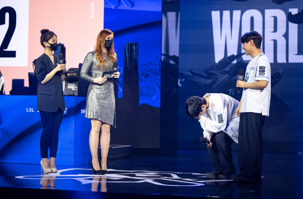 Deft与Pyoisk泪洒舞台，现场观众合唱为Deft庆祝生日