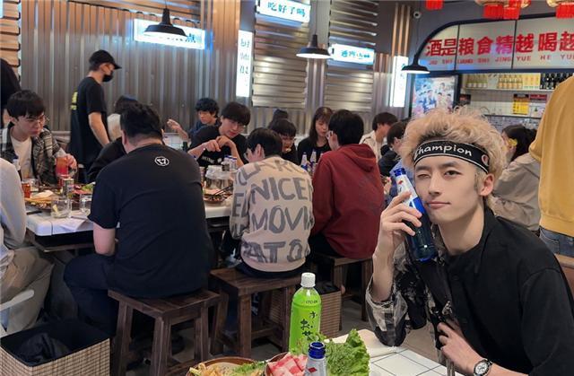 如何成为JDG十年老粉？RNG、EDG粉丝纷纷动手，TES只能被踩脚下