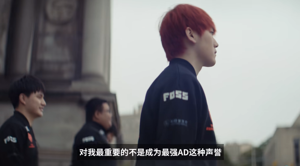 时隔一年左手终于揭晓真正留队原因：LPL没下路能赢阿水，为他留在TES