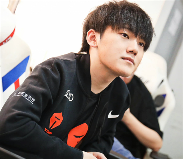 游回来的TES终于有消息，左手现身与前ad连麦玩游戏，还给他送礼物