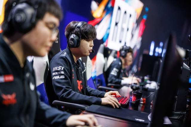 JDG与T1六芒星数据图火了！Kanavi全方位碾压Oner，上路打平