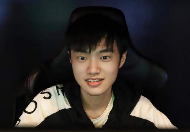 Knight采访说话太直接，为了JKL才选择留队，和小天并不是兄弟联盟