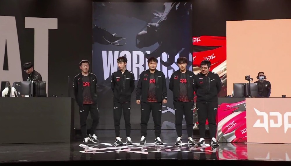 JDG的半决赛，由Uzi来解说！S12四强解说确定，两大职业选手坐镇