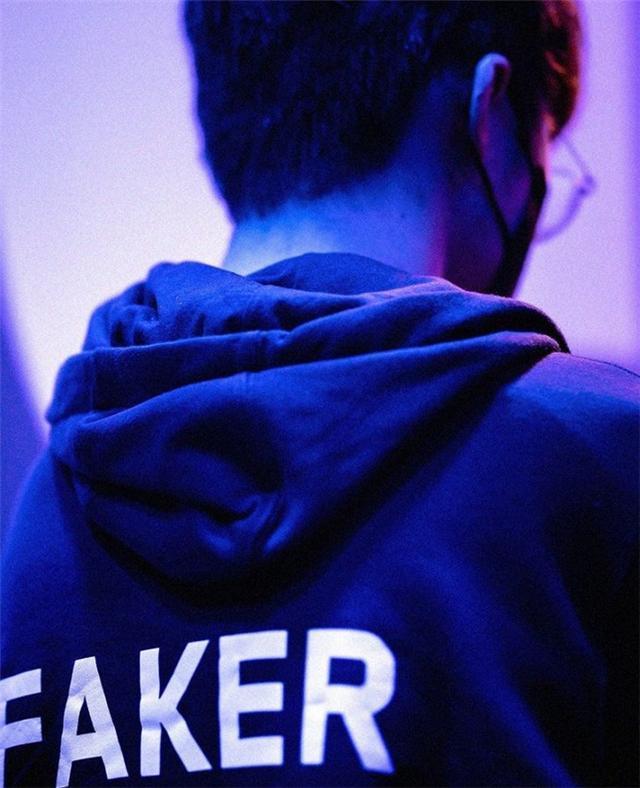 T1提前开香槟？四强赛没打就重新布置奖杯墙，给第四个s冠留位置