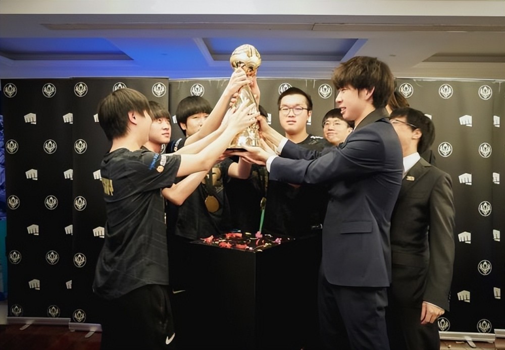 PDD终究和RNG闹翻脸？选手尾款三年没结清，网友：真不怪黑子多！