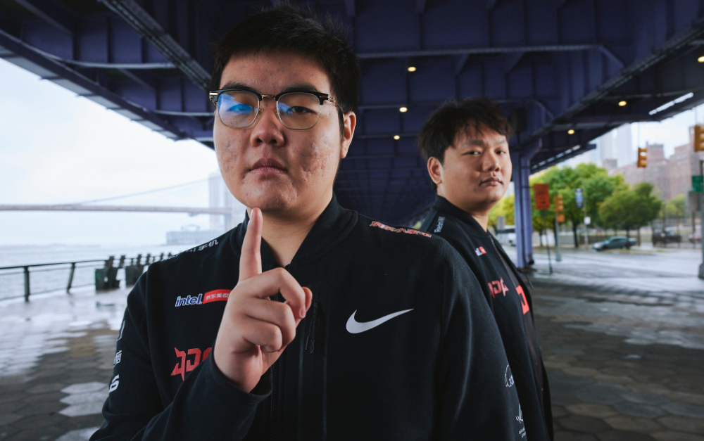 JDG淘汰后369泪洒舞台，发微博道歉！Kanavi和牙膏也哭了