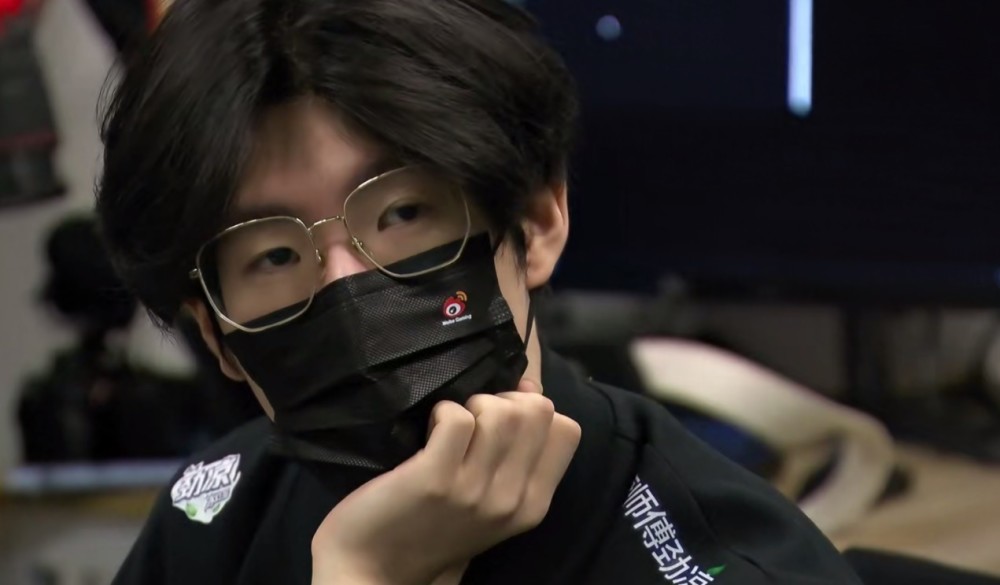 LPL未解之谜告破！韦神直播透露：因为不BAN铁男，和教练吵起来了