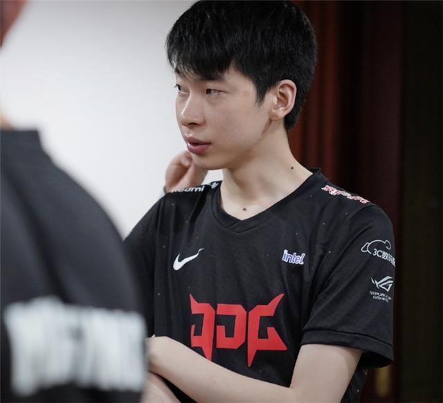 JDG让LGD前队员共鸣，韦神：中下拉胯，当年我们工资只有韩援一半