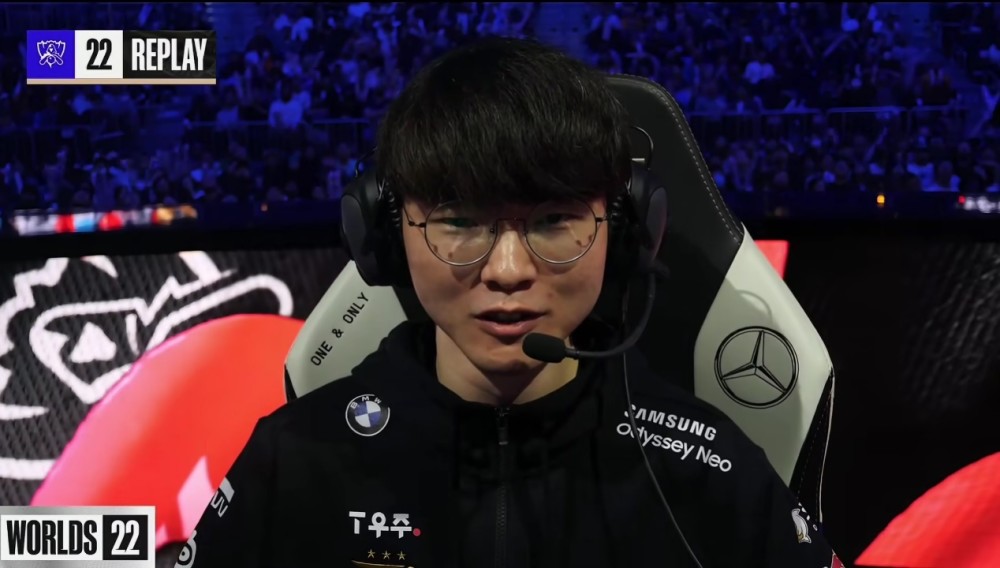 Faker高光表情图火了！得知要进决赛后，感动欣慰，眼角泛出泪花