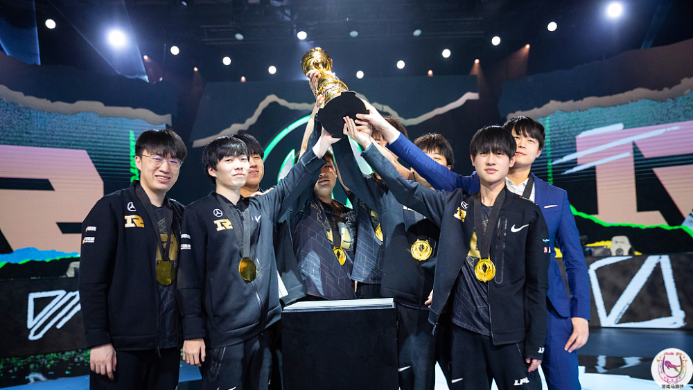 S12赛前无敌的LPL被泼冷水！LCK这打脸来得很及时？