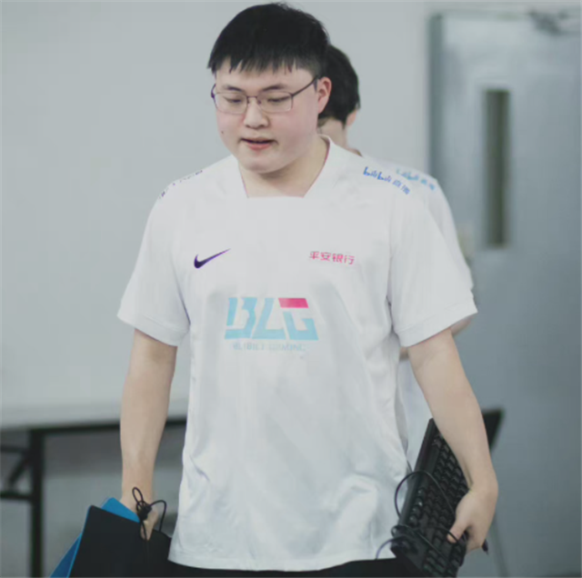 RNG退役选手严君泽锐评乌兹：巅峰期能c现在不行，JDG赶紧游回来吧