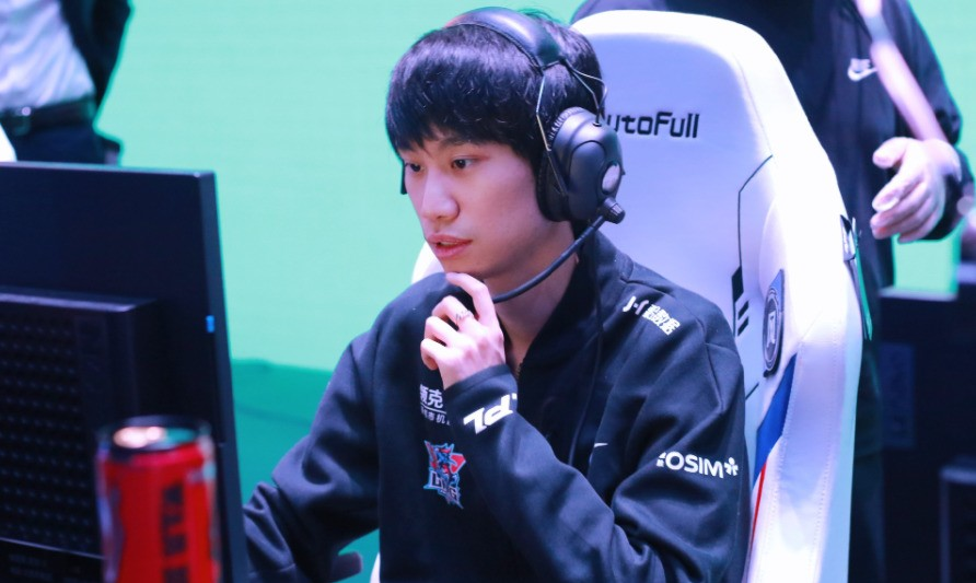 LOL：Doinb谈Uzi复出一事，爆料战马教练回归，S13要赛制改革