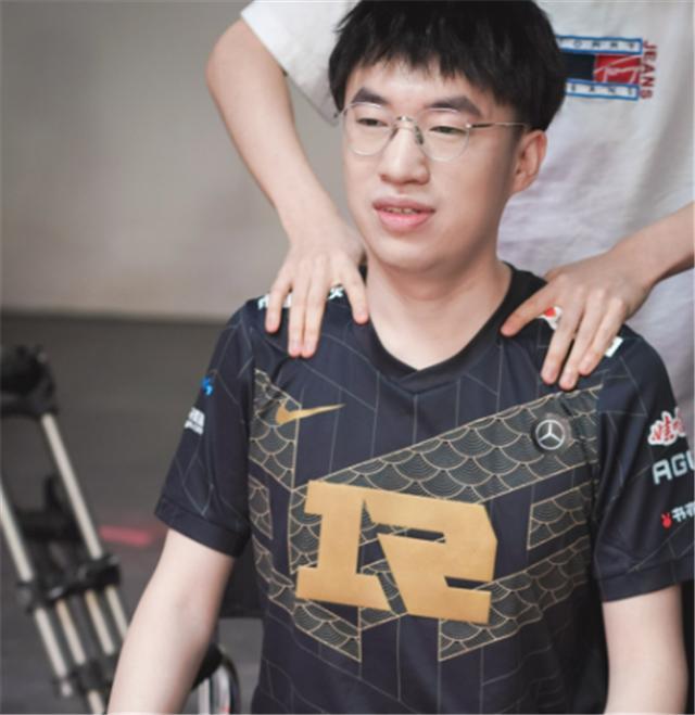 “小虎、左手这种的就没法夺冠”，EDG老岳aoe国产中单，直指心态