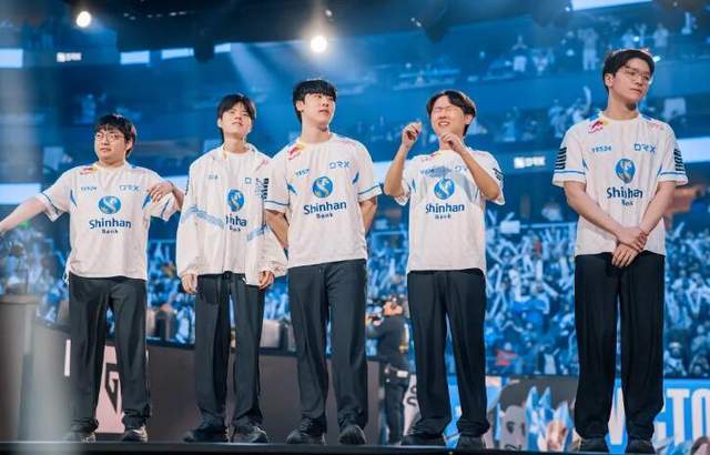 DRX夺冠后zeka接受采访，感谢LPL的抛弃，这是成功的重要因素