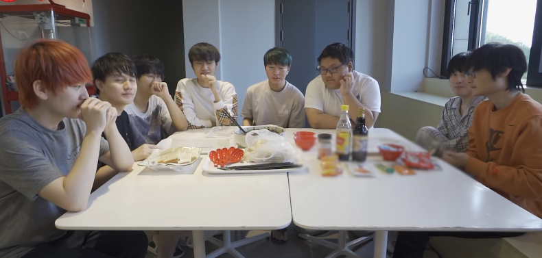 TES队内气氛融洽，一起包饺子，全员谈休赛期安排，K皇的最特别