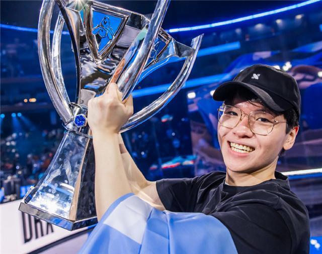 能跟theshy对比是我荣幸，s12冠军、fmvp：他是LPL上单之神