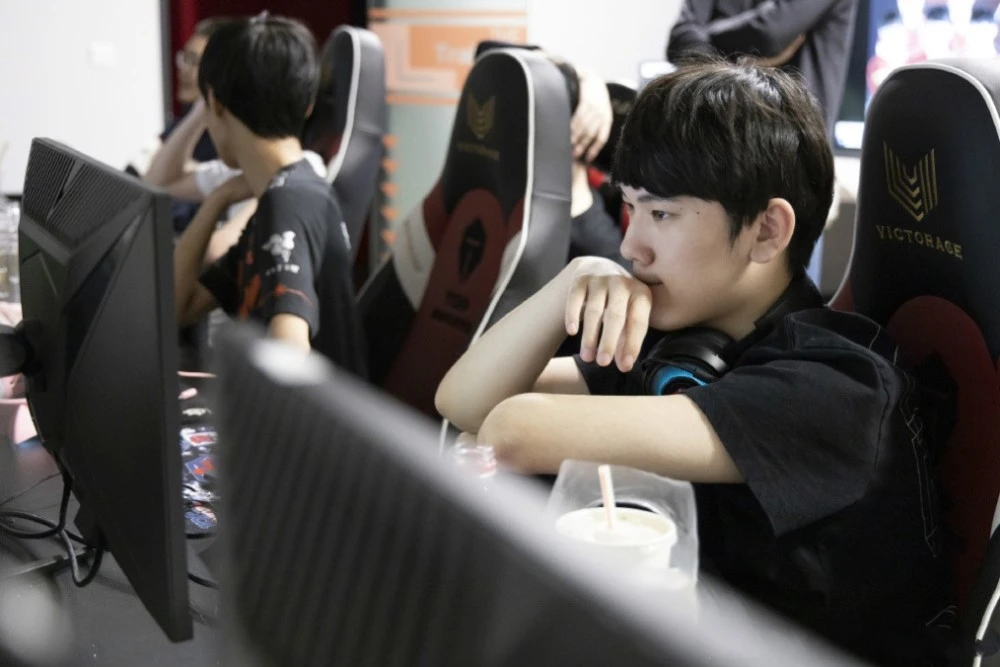 LOL：别坚持全华班了，Beryl喊话TES战队，想来给阿水打辅助