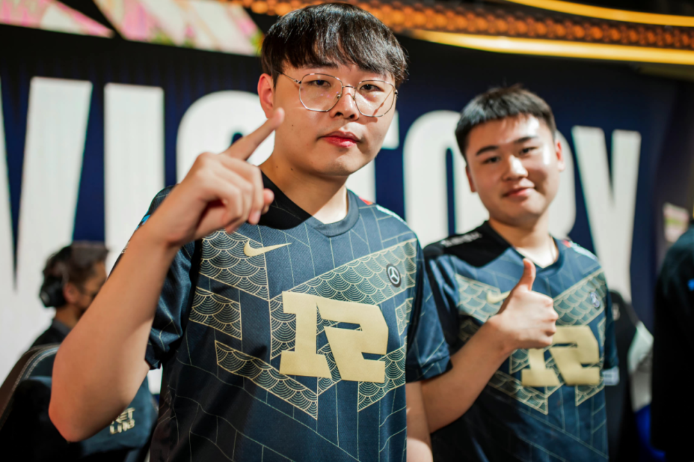 LPL二台女神名花有主？周童潼约会子圣，户外甜蜜直播让水友酸了