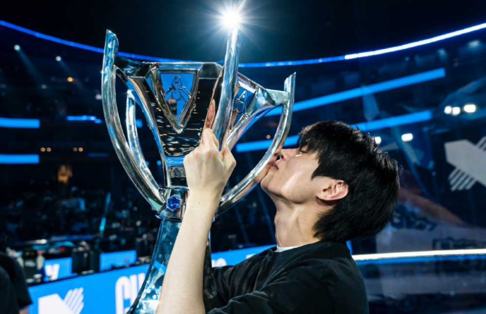 彻底离开赛场？Uzi晒出新照，前EDG野王再度亮相