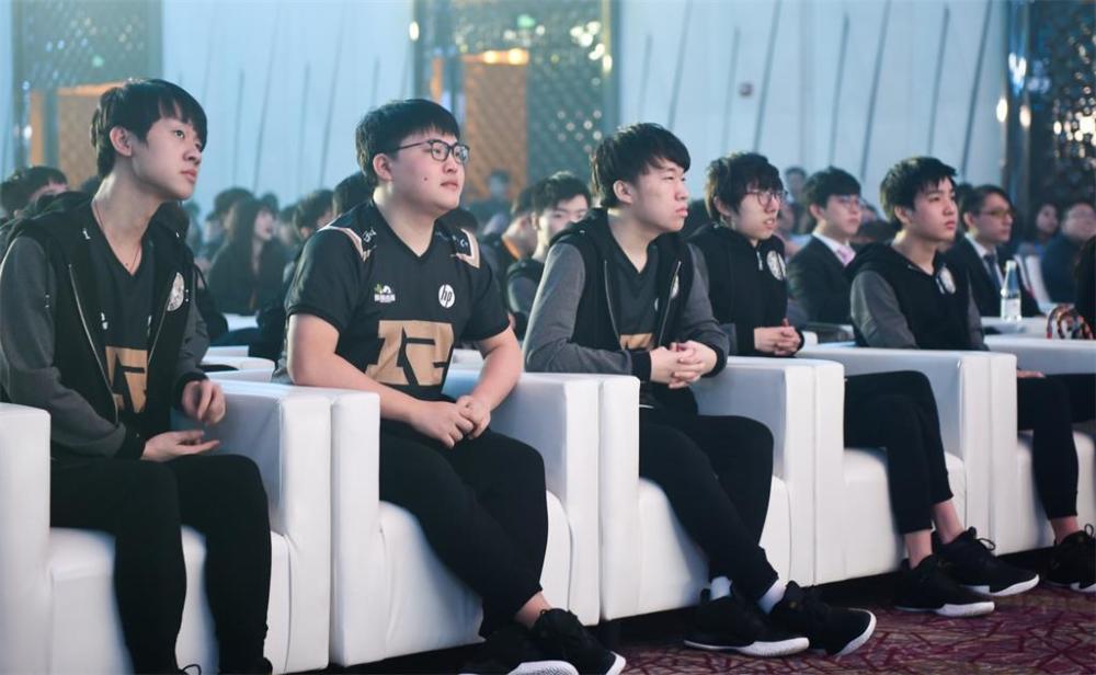 香锅吐露当年离开RNG难处：挂牌价达到八位数，可他年薪还不如新人