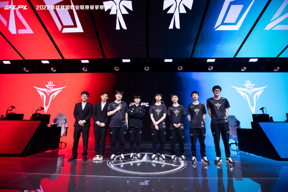 小P事件已传遍五个赛区，LCK观众开翻译器来吃瓜，还拿他对比焕峰