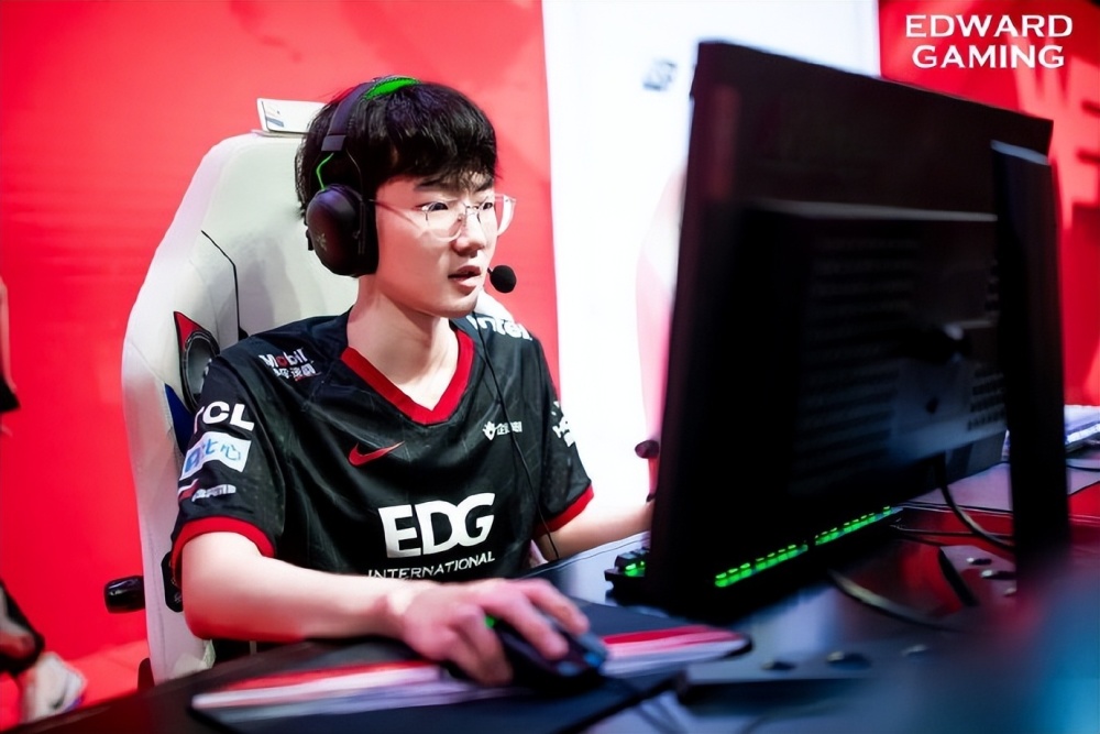 知情人爆料：某世界冠军ADC不续约，将成自由人！不是lwx和ruler