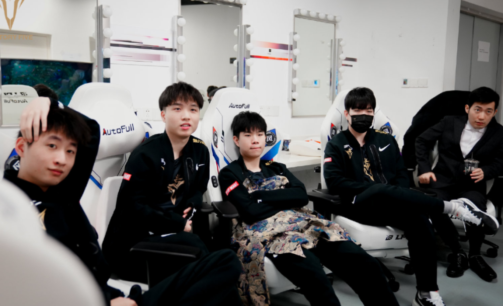 LPL选手职业道德太低？箫P“不雅照”遭疯传，网友：粉LCK去了！