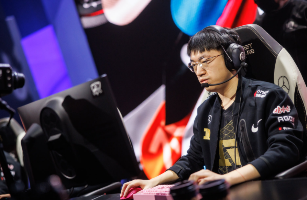 RNG小虎新恋情疑似被扒出？回国后就带妹，还改情侣ID