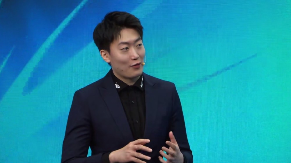 管泽元Uzi同时登顶！余霜碾压骆歆，LPL最受欢迎解说，这次换人了