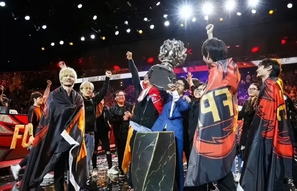 冰岛事件真相浮出水面？xinyi爆料训练赛有人自闭，网友直指小天