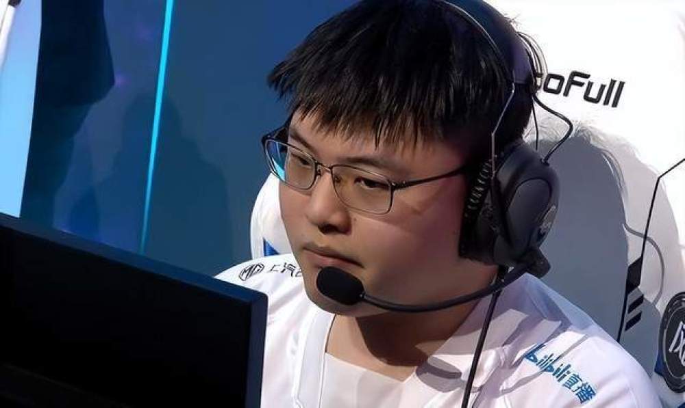 Uzi实力有多强？退役后对线虎牙顶级路人王AD，寒千落差点破防