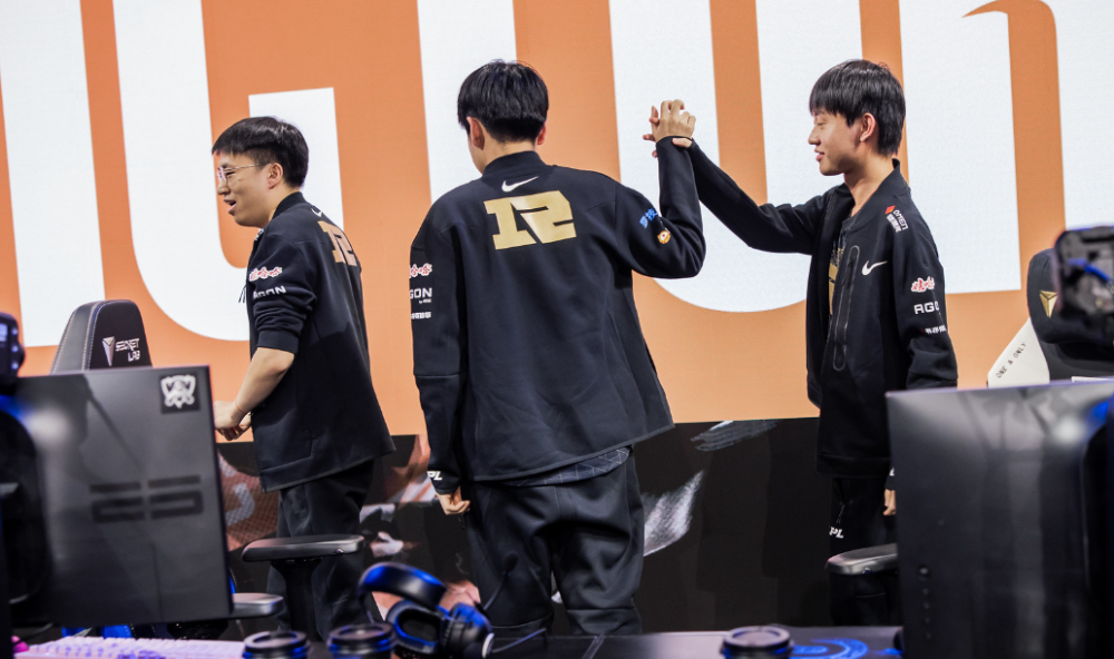 RNG战胜100T拿到八强名额，成为LPL第三个晋级八强战队