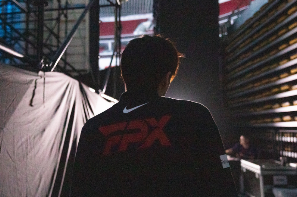 EDG零封FPX夺冠，小将Leave放狠话，Lwx或断开连接