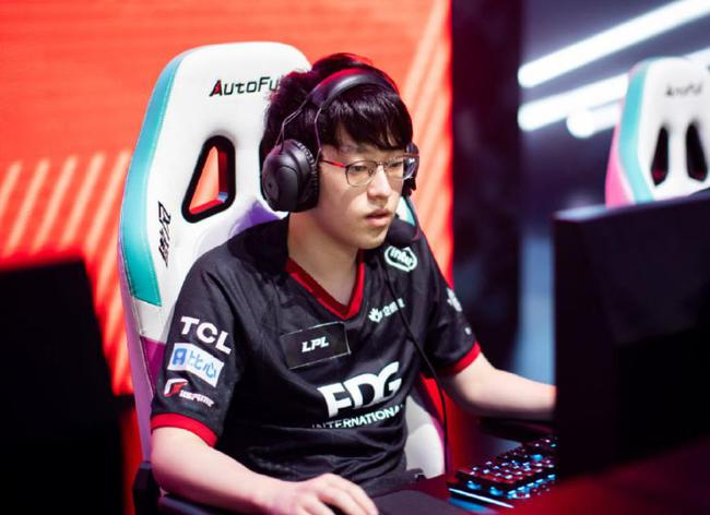 LOL：红米教练重回JDG战队，被豪华阵容吸引了，TES上单被曝新瓜