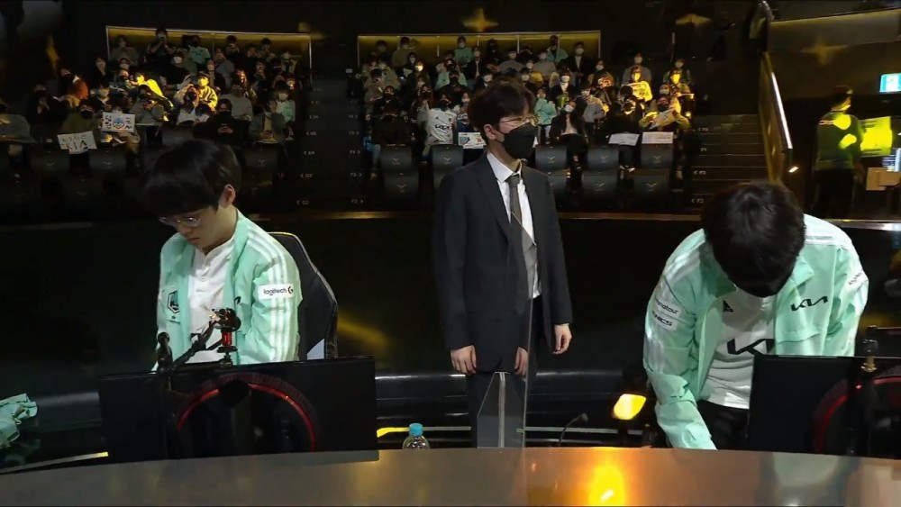 “加盟DK之后，Deft被骂惨了”，帮助队友说话，结果率先离开DRX