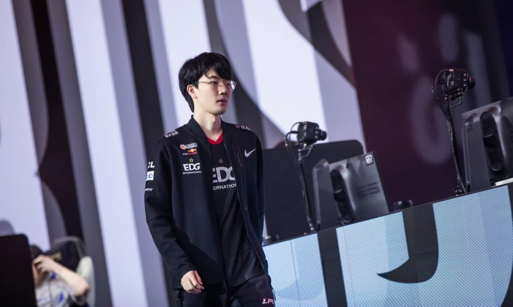 EDG推倒重建，圣枪哥也离队了，张嘉文：只有Jiejie走的可能性小