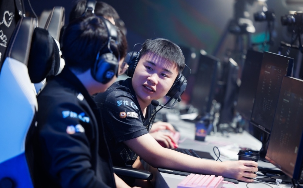 RNG遭LCK观众嘲讽：转会流程全部冻结，wei续约或被暂停