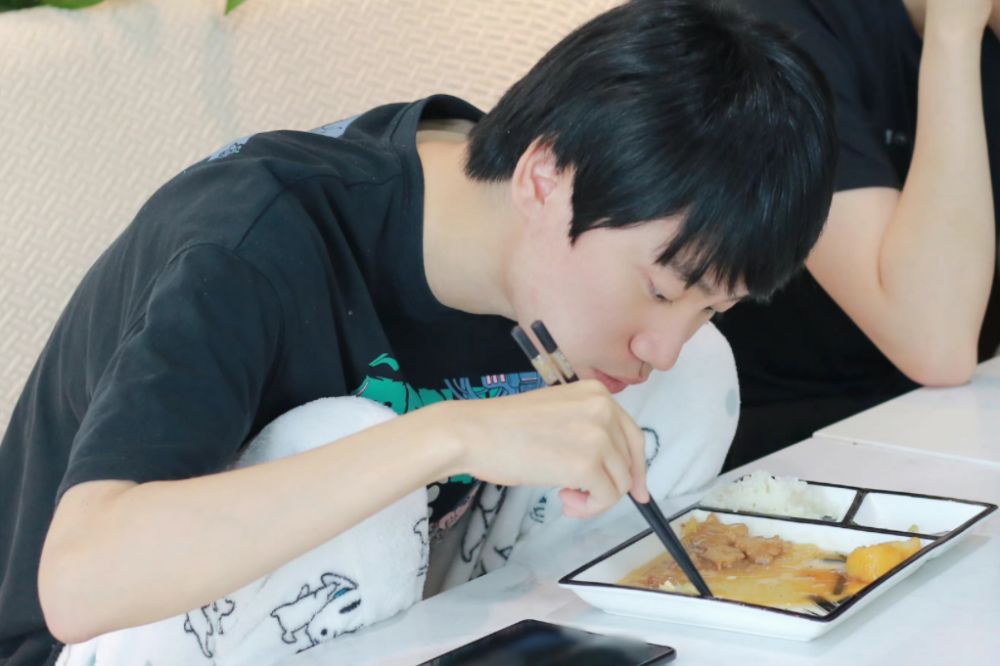 LPL转会期：Doinb、Rookie放出聊天界面，IG三叉戟出镜