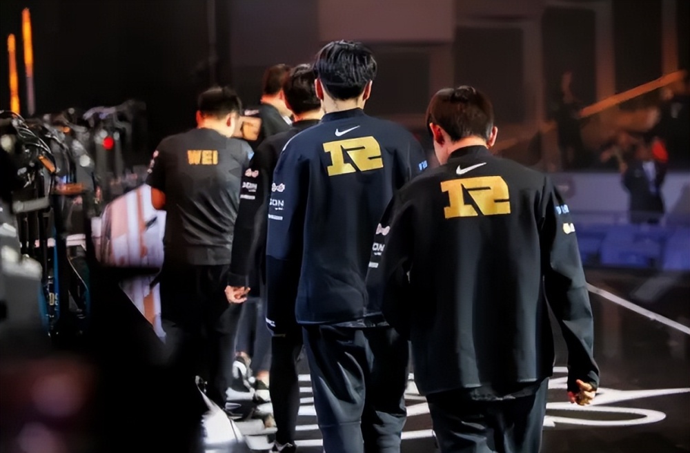 LPL选手直播都开始摆烂？虎明两人混时长引网友众怒，素质太差了