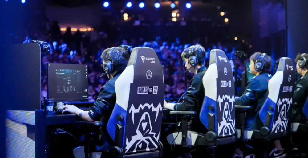 转会期百花齐放，唯独WE一点声音都没有？腿哥直播间放《Gee》