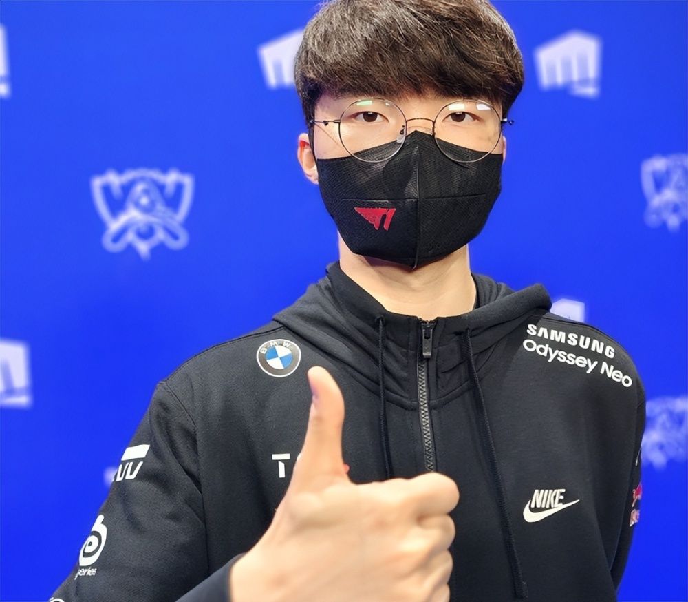 和T1续约3年，Faker要打30岁，网友：不敢相信和UZI是同时代的