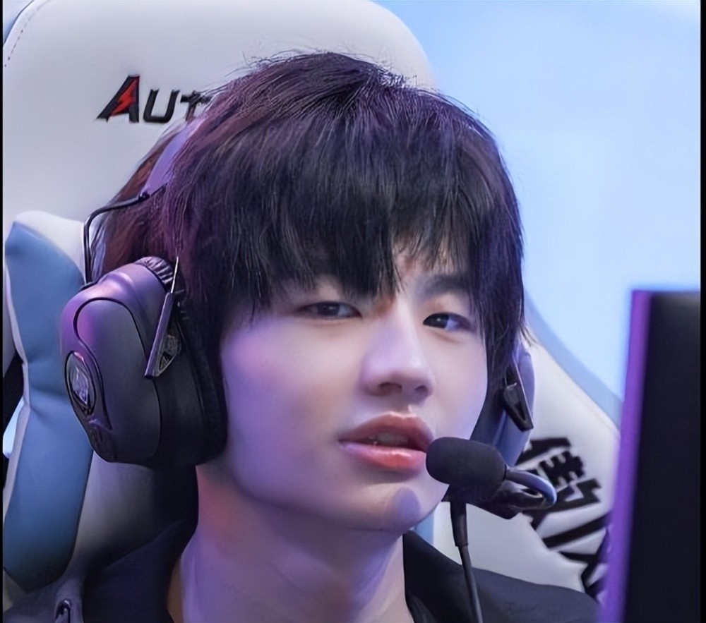 新一爆料老FPX两人重聚，都在一个队，北枫：LWX和Crisp可能性大