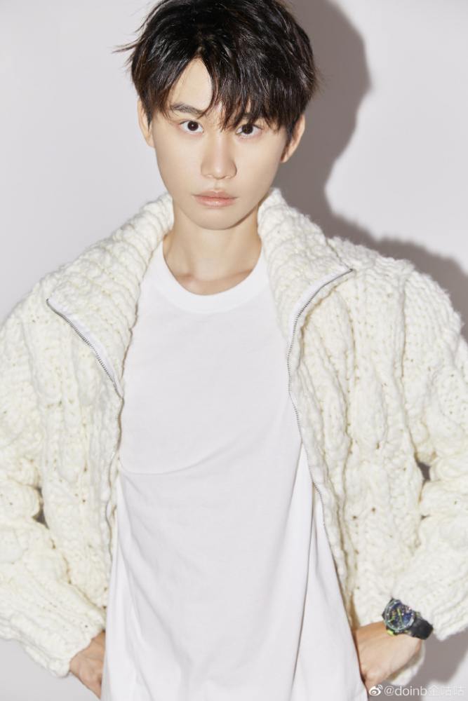 男版周姐？Doinb拍时尚大片，与直播判若两人粉丝看懵！